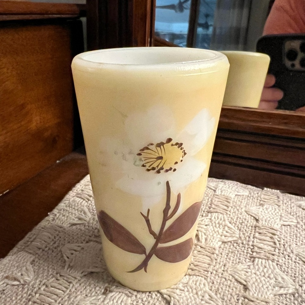 NO BRAND Classic Mid Century Modern Vintage Milk Glass‎ Bud Vase Yellow Brown